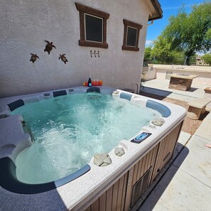 Outdoor spa tub - Charming Canary 3-bedroom home in Queen Creek.. Hot tub, private. (Queen Creek)