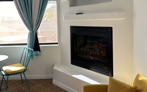 House, Multiple Beds, Pool Access, Pool View (Havasu Sunset Hideaway) | Interior