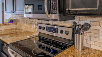 House, Multiple Beds, Pool Access, Pool View (Havasu Sunset Hideaway) | Private kitchen | Fridge, microwave, oven, stovetop