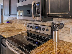 Huis, Meerdere bedden, toegang tot zwembad, uitzicht op zwembad (Havasu Sunset Hideaway) | Privékeuken | Een koelkast, een microgolfoven, een oven, een kookplaat