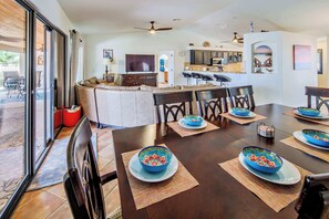 Casa, várias camas, acesso à piscina, vista para a piscina (Havasu Sunset Hideaway) | Opções para refeição