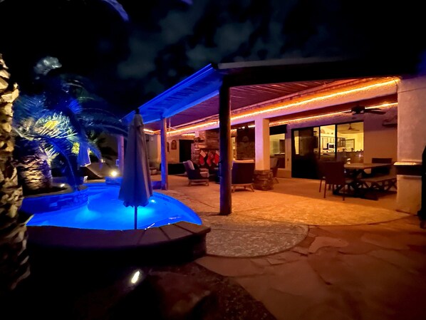 Nhà, nhiều giường, có thể sử dụng hồ bơi, quang cảnh hồ bơi (Havasu Sunset Hideaway) | Khu ẩm thực ngoài trời