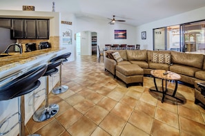 Ferienhaus, Mehrere Betten, Poolzugang, Poolblick (Havasu Sunset Hideaway) | Innenbereich