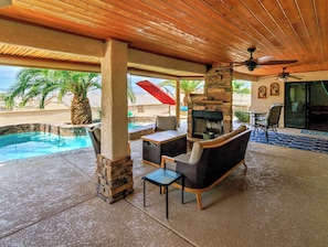 Terrace/patio - Havasu Sunset Hideaway For 11! (Lake Havasu City)