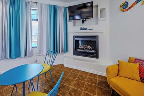 Hus - flere senge - adgang til pool - udsigt til pool (Havasu Sunset Hideaway) | Interiør