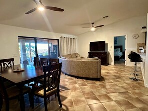 Nhà, nhiều giường, có thể sử dụng hồ bơi, quang cảnh hồ bơi (Havasu Sunset Hideaway) | Nội thất