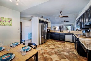 Huis, Meerdere bedden, toegang tot zwembad, uitzicht op zwembad (Havasu Sunset Hideaway) | Privékeuken | Een koelkast, een microgolfoven, een oven, een kookplaat