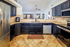 Hus - flere senge - adgang til pool - udsigt til pool (Havasu Sunset Hideaway) | Privat køkken | Køleskab, mikrobølgeovn, ovn, kogeplade