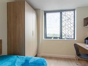 Blackout drapes, free WiFi - For Students Only Skyline (Bournemouth)