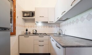 Kühlschrank, Mikrowelle, Herdplatte, Wasserkocher mit Kaffee-/Teezubehör