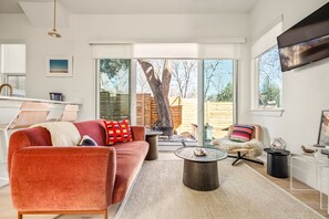 Télévision, cheminée, livres