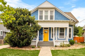 Exterior - La Flor: Family Dream Home ~ .5mi to Pearl ~ Pool (San Antonio)