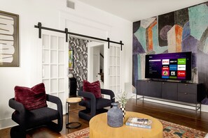 Interior - La Flor: Family Dream Home ~ .5mi to Pearl ~ Pool (San Antonio)