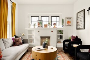 Smart TV - La Flor: Family Dream Home ~ .5mi to Pearl ~ Pool (San Antonio)