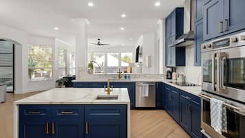 Frigorífic, microones, forn i placa de cuina