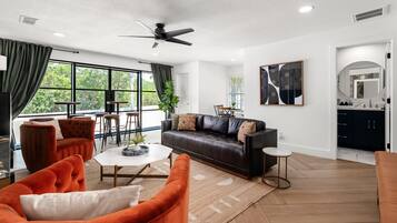 Smart-TV, peis, bøker og stereoanlegg