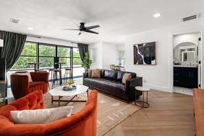 Smart TV, fireplace, books, stereo