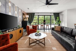 Smart TV, fireplace, books, stereo