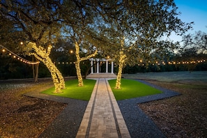 Property grounds - Hill Country Estate ~10 Acre Retreat~ Pool+Jacuzzi (Austin)