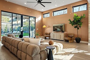 Smart TV - Estrella Azul: LUXE Pool | Spa ~ Perfect Location (Austin)