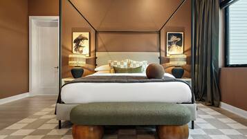 4 dormitorios, escritorio, tabla de planchar con plancha y cuna de viaje