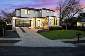 Exterior - Estrella Azul: LUXE Pool | Spa ~ Perfect Location (Austin)