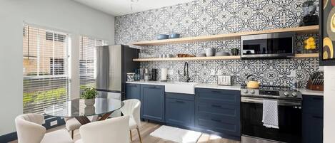 ثلاجة، ميكروويف، فرن، موقد طهي مسطح