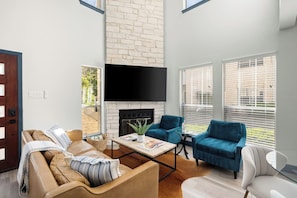 Smart TV, books - *Modern 2BR | Keurig, Desk, WiFi, Fireplace, W/D (Austin)