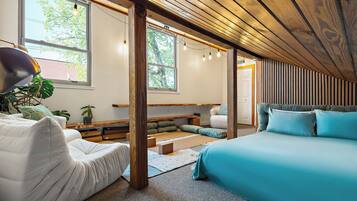 4 habitaciones, escritorio y tabla de planchar con plancha