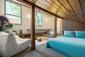 4 habitaciones, escritorio y tabla de planchar con plancha