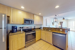 Refrigerador, microondas, horno, placa de cocina