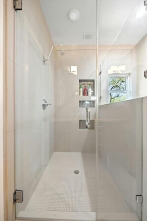 Shower, hair dryer, towels - Austin Oasis: Pool, Pickleball, Hot Tub, Sleeps 10 (Austin)