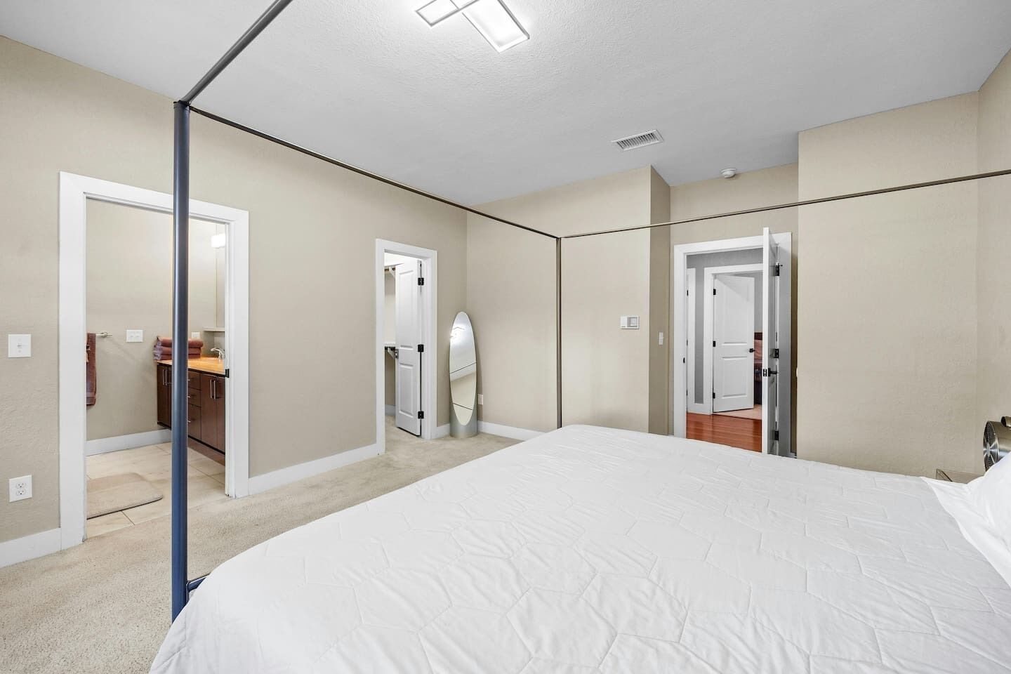 4 Schlafzimmer, Schreibtisch, Bügeleisen/Bügelbrett, Reisekinderbett
