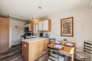 Condo, varias camas, balcón, vista a la montaña (Teal Terrace Retreat) | Restaurantes
