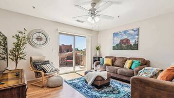 Kondominium, Beberapa Tempat Tidur, balkon, pemandangan gunung (Teal Terrace Retreat) | Area keluarga | TV