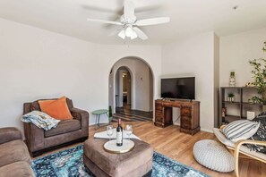 Condo, varias camas, balcón, vista a la montaña (Teal Terrace Retreat) | Área de sala de estar | Televisión