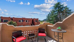 コンドミニアム ベッド (複数台) バルコニー マウンテンビュー (Teal Terrace Retreat) | 屋外ダイニングエリア