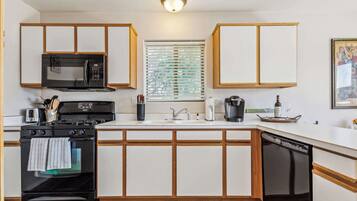 Kondominium, Beberapa Tempat Tidur, balkon, pemandangan gunung (Teal Terrace Retreat) | Dapur pribadi | Lemari es, microwave, oven, dan kompor