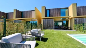 A modern house with a pool, outdoor seating, and a well-maintained lawn. - Villa Essence by Clever Details, private pool, walk distance to the marina (Quarteira)