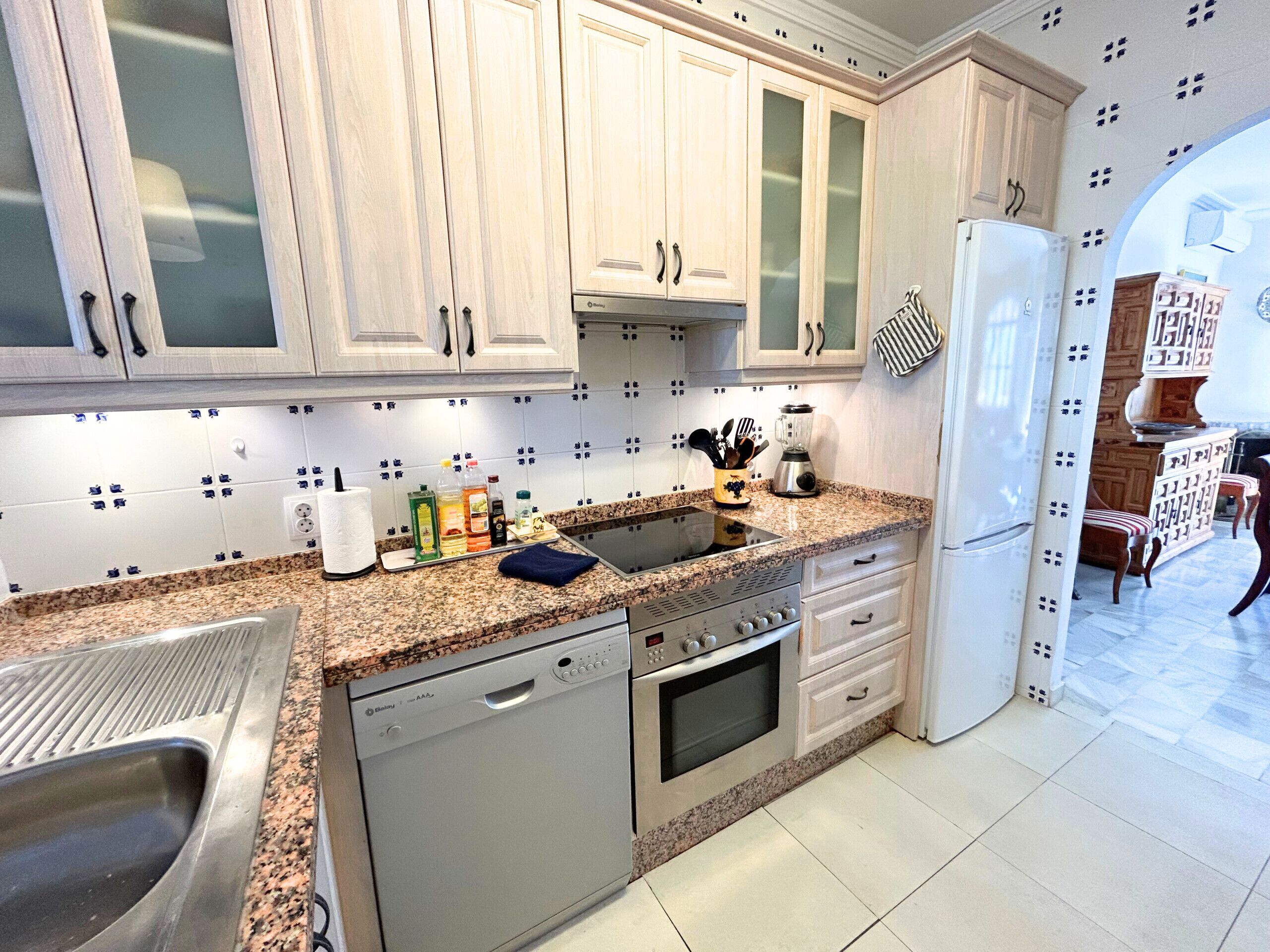 冷蔵庫、電子レンジ、オーブン、食器洗い機