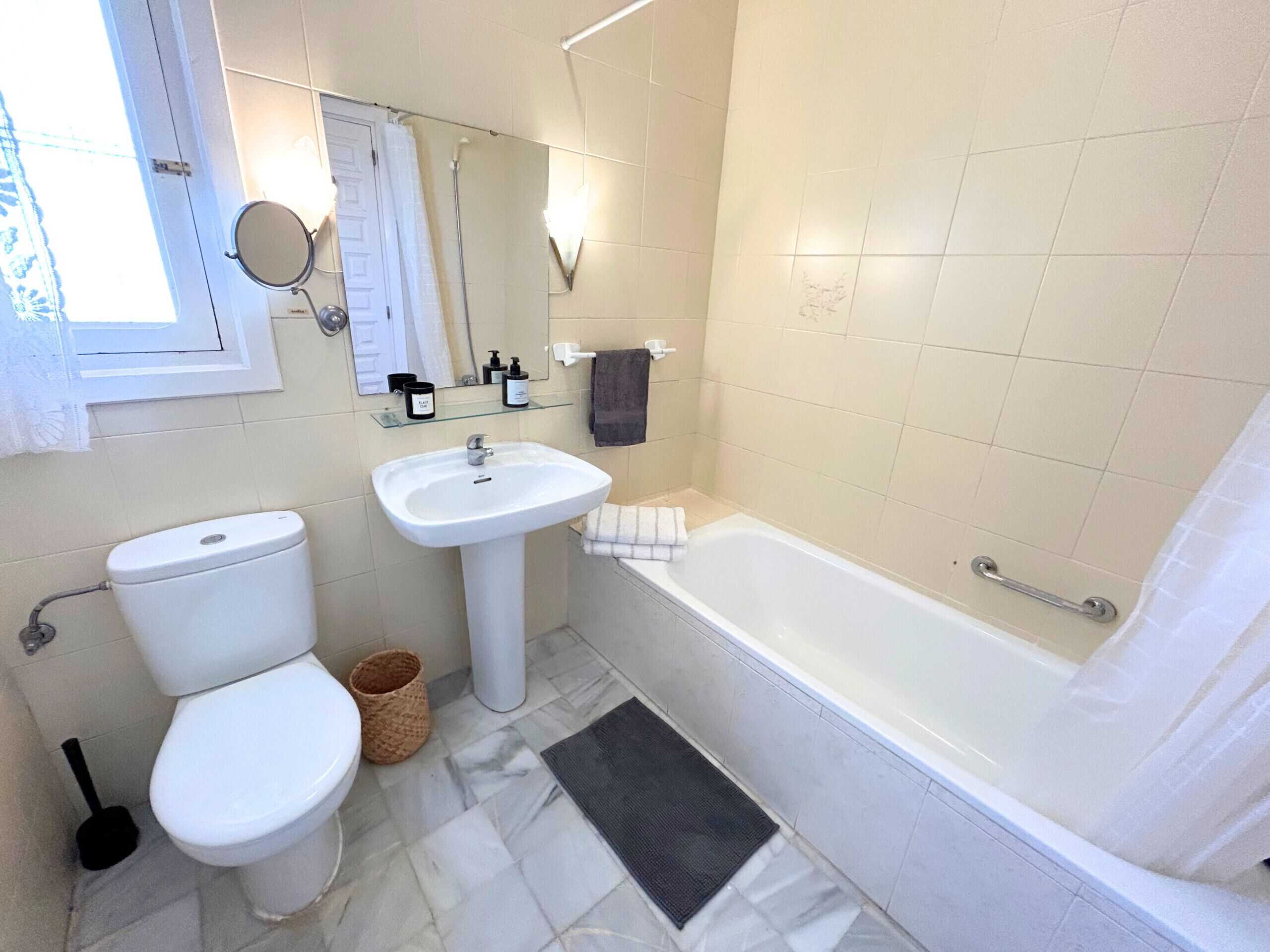 Une salle de bain avec des toilettes, un lavabo et une baignoire.