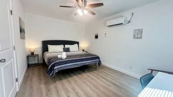 1 soverom, skrivebord, strykejern/-brett og reiseseng for barn