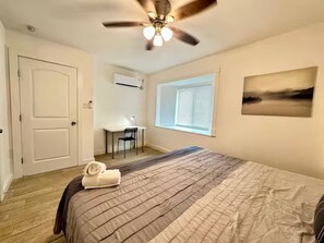 1 Schlafzimmer, Schreibtisch, Bügeleisen/Bügelbrett, Reisekinderbett