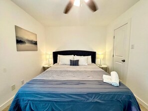 1 dormitorio, escritorio, tabla de planchar con plancha y cuna de viaje