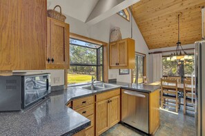 Fridge, microwave, oven, stovetop - Golf course views, Hot tub, amazing location! (Sunriver)