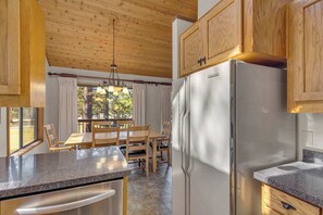 Dining - Golf course views, Hot tub, amazing location! (Sunriver)