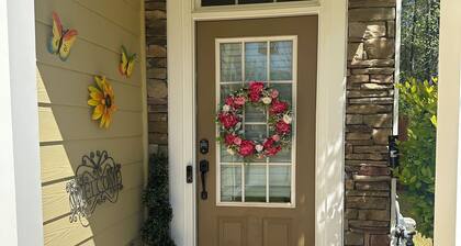 Family-Friendly 3BR Near ATL: Fenced Yard, Golf Cart & Pets Welcome