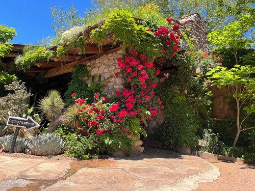 Cozy Hotel Suite in Charming Downtown Sedona, Pet Friendly