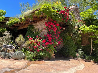 Cozy Hotel Suite in Charming Downtown Sedona, Pet Friendly