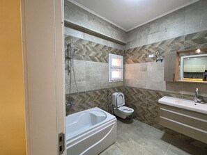 Douche, serviettes fournies, savon, papier toilette
